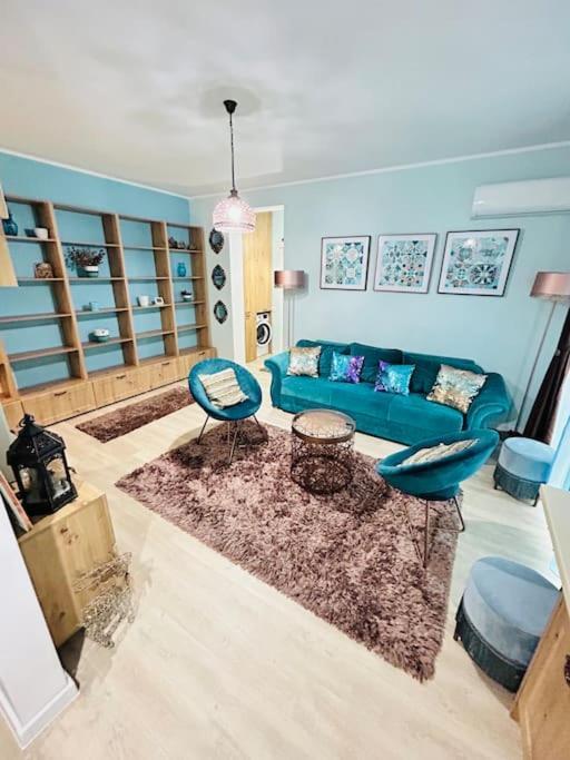 Glamorous Feel At Apartment